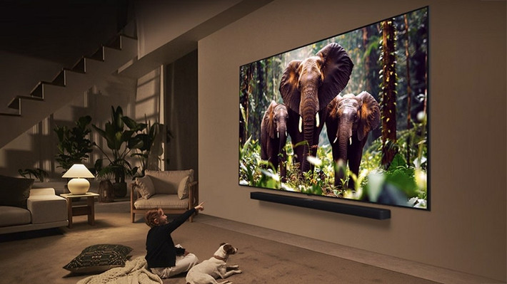 Chip xử lý Alpha AI trên QNED evo AI giúp cân chỉnh trải nghiệm ổn định, đáp ứng các nội dung từ thể thao đến giải trí gia đình.