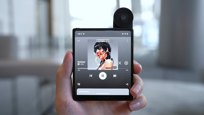 Camera Sony 50MP có thể xoay 180 độ, vừa chụp chính vừa selfie, tạo nên phong cách riêng không lẫn với bất kỳ mẫu nào.