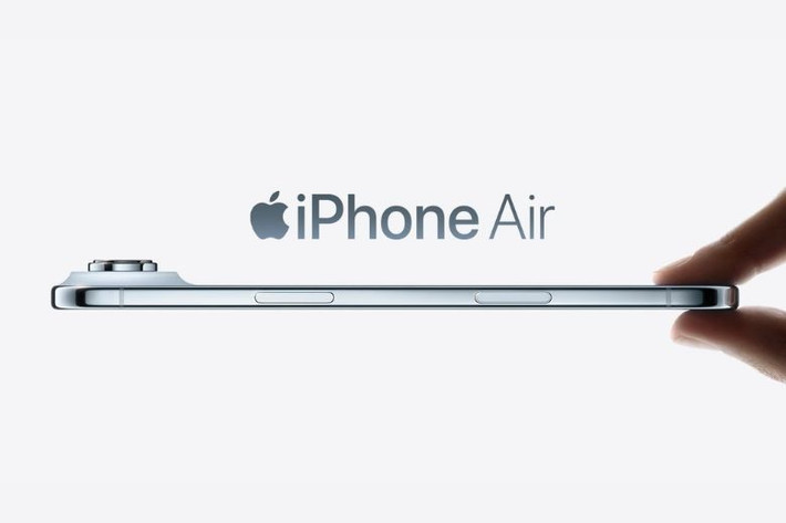 Dòng Plus từng là lựa chọn màn hình lớn giá mềm, nay được thay thế bằng iPhone Air với thiết kế siêu mỏng, thiên về thời trang.