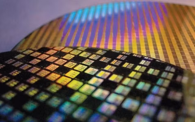 So với các tiến trình FinFET tiên tiến, 28 nm sử dụng kiến trúc phẳng truyền thống, dễ kiểm soát chi phí và rút ngắn thời gian ra thị trường.