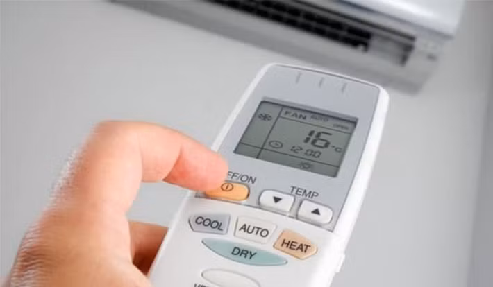 Thói quen cài đặt nhiệt độ quá thấp như 16-18 độ C cũng không giúp phòng mát nhanh hơn mà còn khiến máy quá tải, tiêu tốn điện năng nhiều hơn.