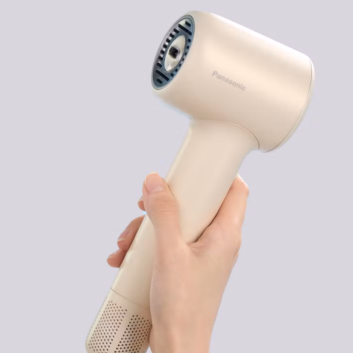 Bên cạnh Dyson, Panasonic lựa chọn hướng đi thực dụng hơn với mẫu Ionity EH-NE9M khi tập trung vào công nghệ ion âm giúp giảm hiện tượng tĩnh điện trên tóc, hạn chế xơ rối và duy trì độ mềm mượt tự nhiên, đặc biệt phù hợp với những người thường xuyên sử dụng máy sấy hoặc sở hữu mái tóc nhuộm, tóc yếu và dễ hư tổn.