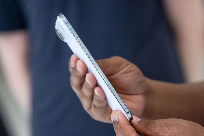 Tuy nhiên, sự mỏng nhẹ khiến không gian pin và khả năng tản nhiệt bị giới hạn đáng kể.