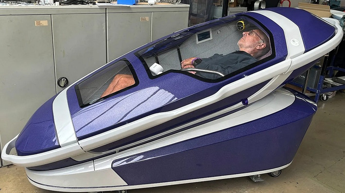 Giới phê bình cho rằng việc thay thế bác sĩ bằng thuật toán trong quyết định sống chết là vượt quá ranh giới đạo đức.