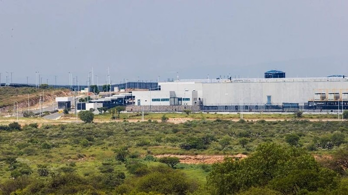 Tại Mexico, trung tâm dữ liệu Microsoft phải dùng máy phát điện khí gas để hoạt động.