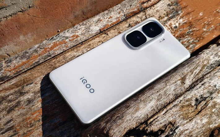 Sạc siêu nhanh 120W giúp nạp 50% pin chỉ trong 15 phút, vượt trội hơn nhiều flagship hiện nay.