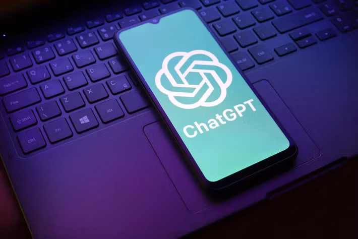 Về nước, Altman phủ nhận cáo buộc ChatGPT tiêu tốn hàng chục lít mỗi truy vấn.