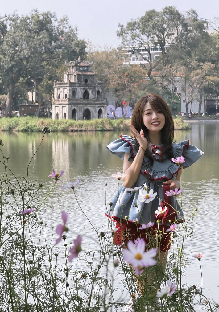 Khoảnh khắc bước đi nhẹ nhàng giữa con đường rợp bóng cây khiến fan rung động.