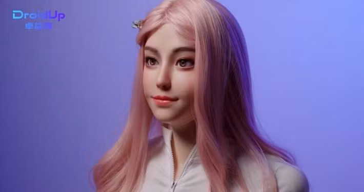 Moya gây chú ý khi sở hữu ngoại hình như người thật, cao 1,65 m, nặng 32 kg và được phủ silicon mềm mại, thân thiện môi trường. (Ảnh: Sohu)