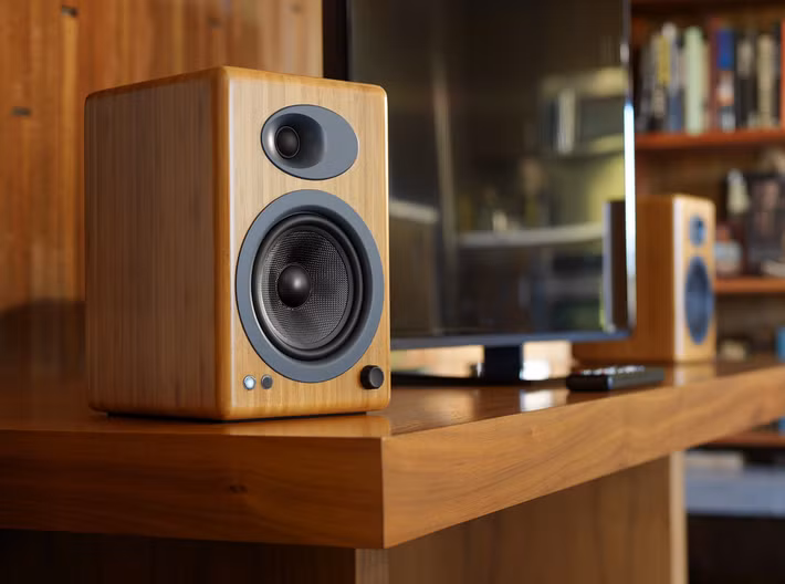 Dù lựa chọn loa soundbar hay hệ thống âm thanh chuyên dụng, cả hai đều là giải pháp hiệu quả để nâng cao trải nghiệm giải trí trên Smart TV. Tùy thuộc vào diện tích phòng, nhu cầu sử dụng và ngân sách hiện có, người dùng hoàn toàn có thể tìm được phương án phù hợp để biến không gian xem phim tại nhà trở nên sống động và hấp dẫn hơn bao giờ hết.