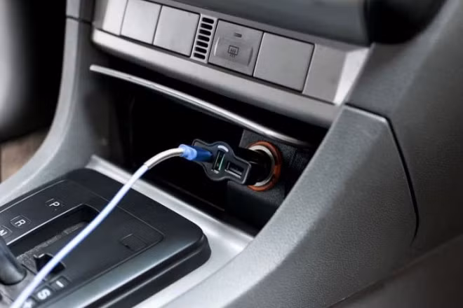 Trong những trường hợp xấu hơn, dòng điện đột ngột còn có thể làm cháy cầu chì của xe, ảnh hưởng đến hệ thống điện và gây phát sinh chi phí sửa chữa không nhỏ.