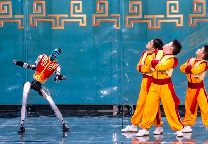 Ông cho biết các động tác trên sân khấu đều được lập trình sẵn, không phải quyết định tự chủ. (Ảnh: CCTV)