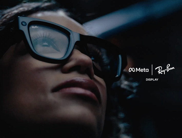 Meta vừa trình làng mẫu kính thông minh mới mang tên Ray Ban Display, thu hút sự chú ý toàn cầu.