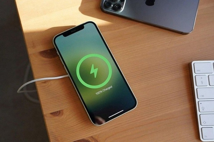Cuối cùng, anh từ bỏ thói quen này và chuyển sang sạc đầy 100% nhưng pin vẫn yếu.