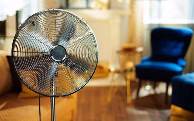 Trong những ngày nắng nóng cao điểm, quạt điện trở thành thiết bị hoạt động gần như liên tục trong mọi gia đình, kéo theo nỗi lo hóa đơn tiền điện tăng mạnh và câu hỏi quen thuộc: nên để quạt đứng yên hay bật chế độ quay để tiết kiệm điện hơn.