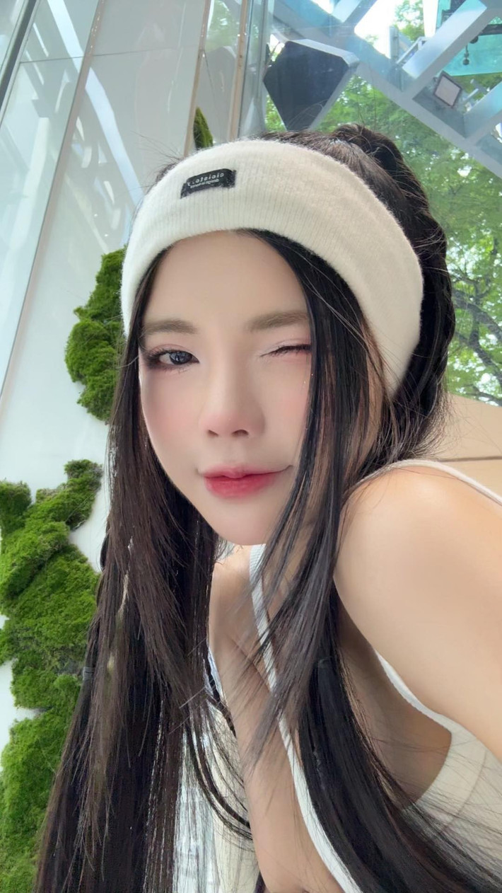 Khoảnh khắc nháy mắt nũng nịu của cô được đăng tải trên trang cá nhân.