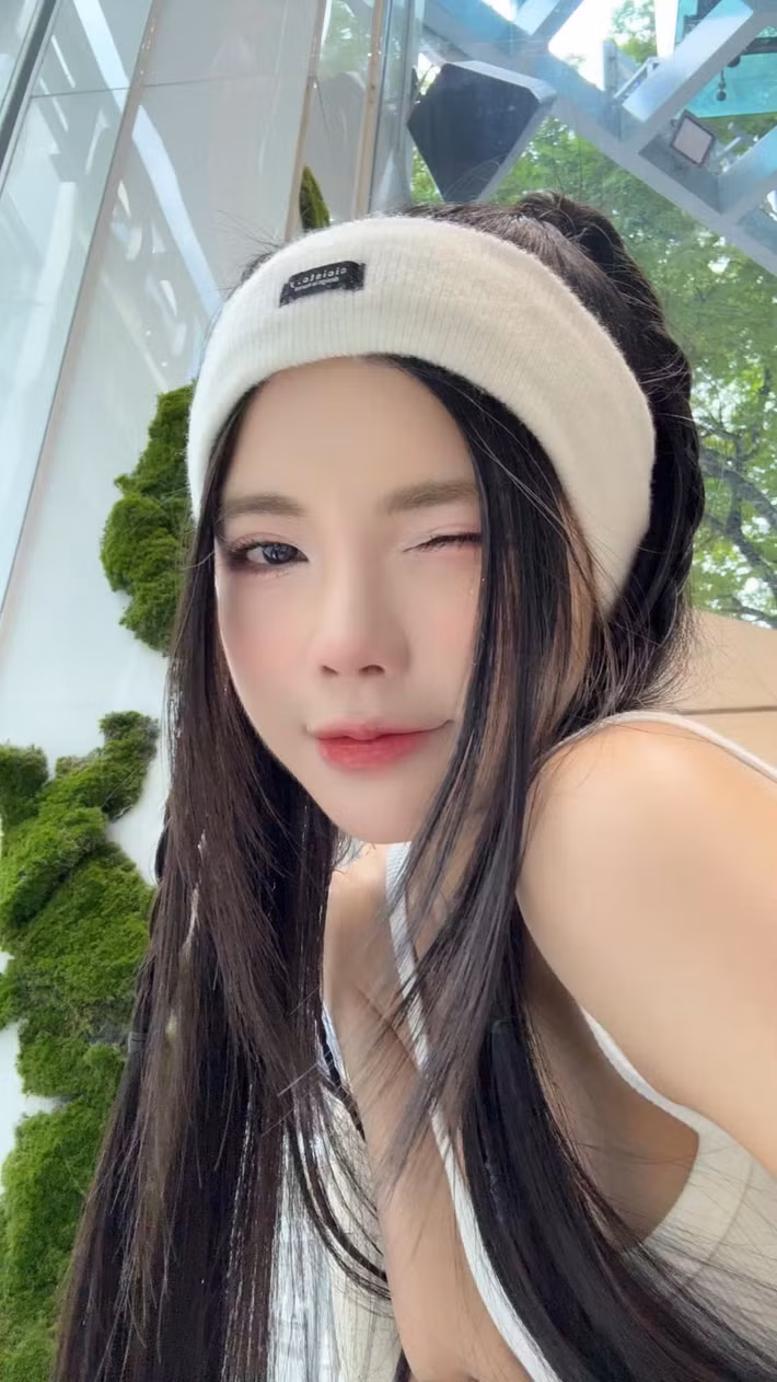 Khoảnh khắc nháy mắt nũng nịu của cô được đăng tải trên trang cá nhân.