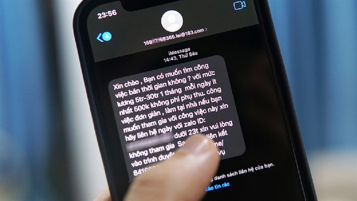 Bấm vào liên kết lạ trong iMessage, SMS hay mạng xã hội có thể mở cửa cho phần mềm gián điệp.