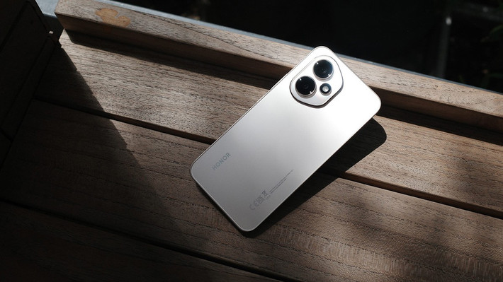 8. Honor 400 nổi bật với màn AMOLED sáng 5.000 nits, camera 200 MP OIS và pin 5.300 mAh, tích hợp nhiều tính năng AI.