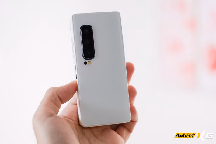 Trong thời gian tới, nam sinh PTIT cho biết sẽ tiếp tục phát triển Galaxy Z Fold mini trên các thế hệ Galaxy Z Fold khác nếu có điều kiện tìm được nguồn máy giá rẻ, qua đó nâng cao độ hoàn thiện, bổ sung thêm tính năng mới và chứng minh rằng những chiếc smartphone tưởng chừng đã hết vòng đời vẫn có thể được "hồi sinh" thành các sản phẩm độc đáo nhờ sức sáng tạo và niềm đam mê công nghệ.(Ảnh: AnhemTV)