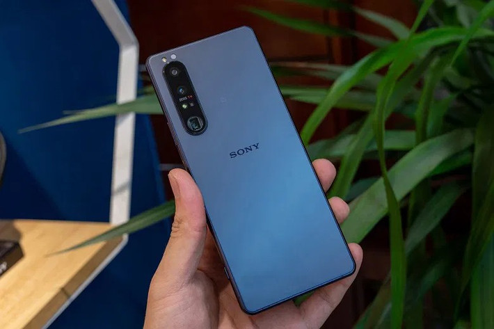 Xperia 1 III sở hữu Snapdragon 888, RAM 12GB, bộ nhớ 256GB cùng cụm camera chuyên nghiệp.