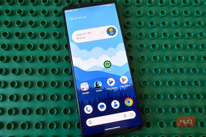 Với mật độ điểm ảnh 643 PPI, máy vượt xa iPhone 17 Pro Max và Pixel 10 Pro.(Ảnh: MUO)