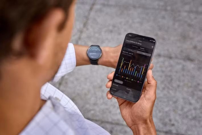 Venu 4 giảm số nút bấm xuống còn hai, tối ưu cho thao tác cảm ứng trực quan.