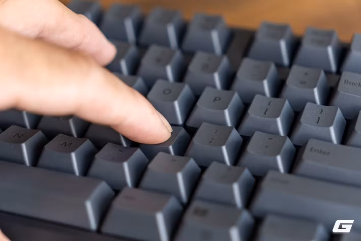Không giống nhiều bàn phím gaming hiện đại ưu tiên pin sạc tích hợp, Topre vẫn trung thành với ba viên pin AAA truyền thống nhằm đảm bảo tuổi thọ sử dụng nhiều năm, đúng với triết lý “tool for work” nơi tính ổn định và khả năng sửa chữa lâu dài được ưu tiên hơn yếu tố hào nhoáng ngắn hạn.(Ảnh: Genk)