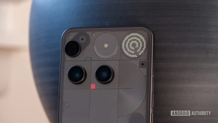 5. Nothing mang đến thiết kế “Glyph” độc lạ cùng trải nghiệm phần mềm sạch sẽ, nhưng thương hiệu còn mới và ít người biết đến. (Ảnh: Android Authority)