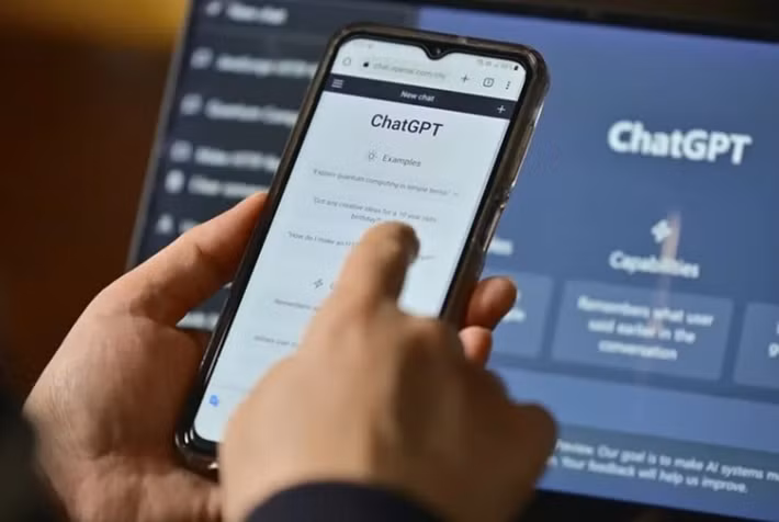 Ví dụ, thay vì hỏi “điện thoại nào tốt”, người dùng nên nêu rõ nhu cầu như pin lâu, chụp ảnh đẹp, phục vụ chơi game hay công việc văn phòng để AI có thể gợi ý phù hợp và hạn chế việc phải chỉnh sửa hoặc hỏi lại nhiều lần.