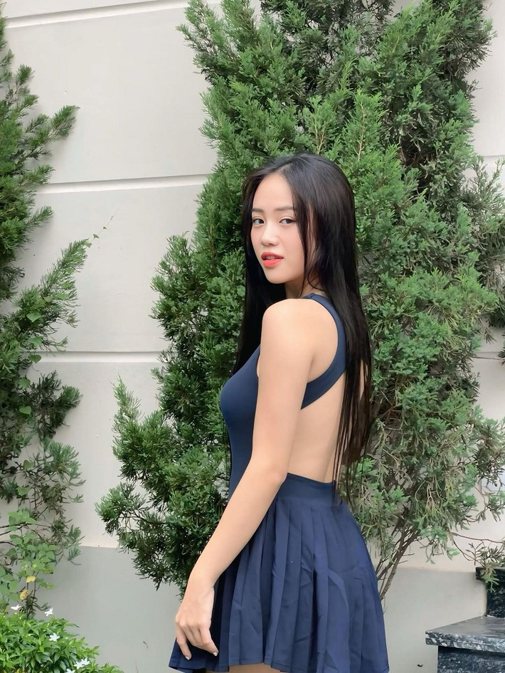 Outfit đơn giản vẫn tôn lên vẻ thanh lịch, khiến người xem khó lòng rời mắt.