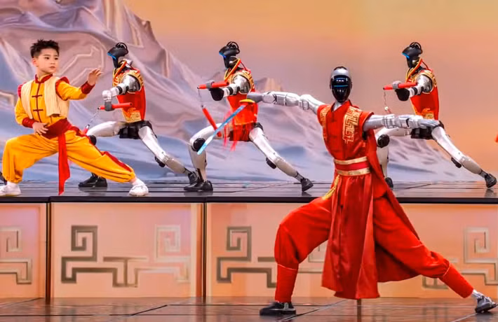 Nếu bối cảnh thay đổi, robot dễ bị kẹt vì thiếu khả năng thích ứng như con người.(Ảnh: CCTV)