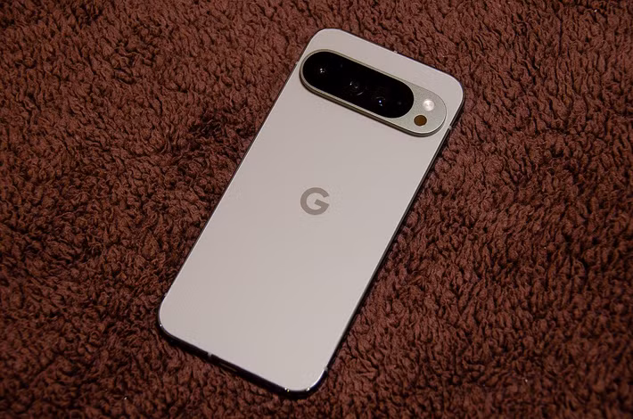 Thực tế này diễn ra song song với áp lực kinh tế ngày càng lớn, khi chi phí sản xuất chip tiến trình mới, module camera cao cấp và màn hình thế hệ mới liên tục tăng, buộc các hãng như Samsung hay Google phải cân bằng giữa đổi mới và mức giá mà thị trường có thể chấp nhận.