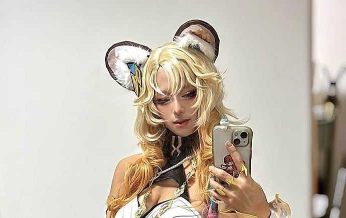 Nhiều ý kiến cho rằng hành động này là phân biệt chủng tộc, dù Tina khẳng định đó chỉ là nỗ lực trung thành với nguyên tác.