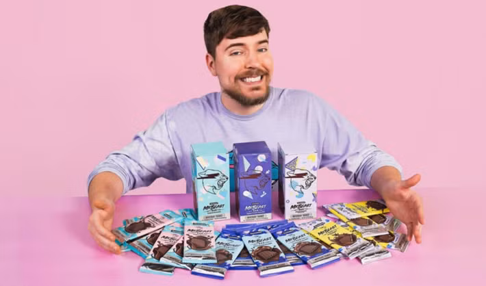 MrBeast coi video như một kênh marketing đắt đỏ để kéo khán giả sang Feastables và sản phẩm khác.