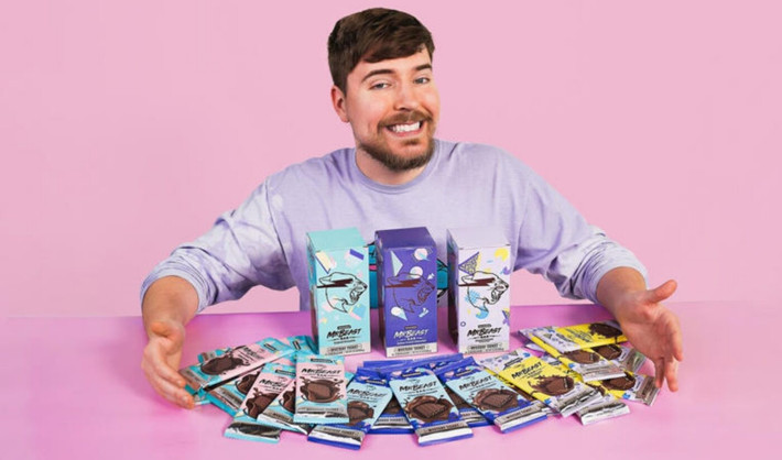 MrBeast coi video như một kênh marketing đắt đỏ để kéo khán giả sang Feastables và sản phẩm khác.