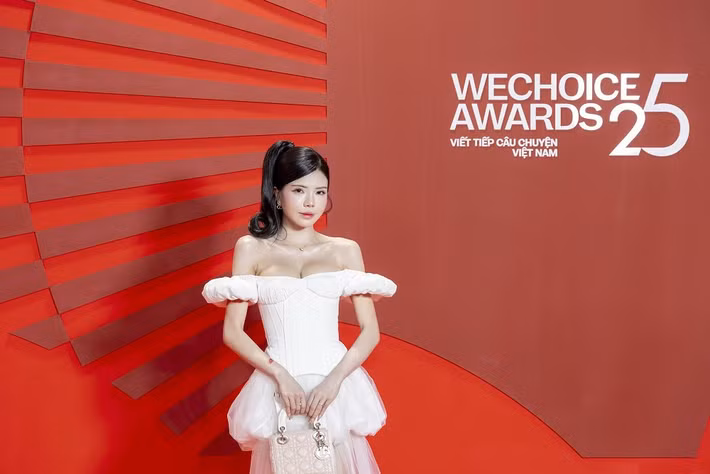 Mai Dora nổi bật với vẻ đẹp nóng bỏng, chiếc váy tôn đường cong tạo nên điểm nhấn đầy năng lượng.