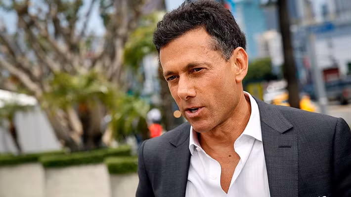 Bất ngờ xảy ra khi CEO Take-Two Interactive - công ty mẹ của Rockstar, ông Strauss Zelnick, trực tiếp liên hệ và đứng ra kết nối với đội ngũ Rockstar.