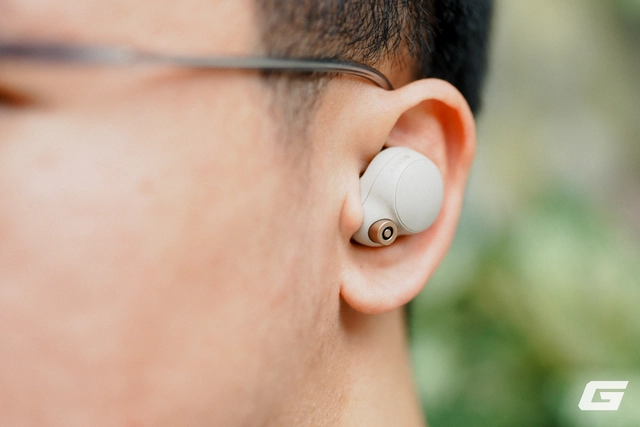 Đây là tính năng giúp tai nghe tự động điều chỉnh micro khi phát hiện gió mạnh, loại bỏ tiếng “phù phù” rất khó chịu. (Genk)