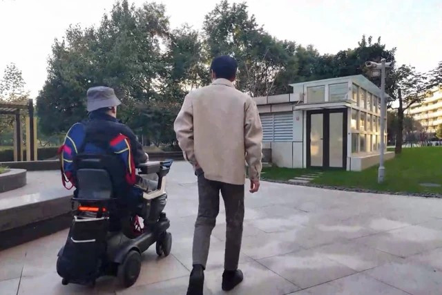 Một người đàn ông bại liệt hoàn toàn đã có thể điều khiển robot và làm việc kiếm tiền chỉ bằng ý nghĩ nhờ thiết bị cấy ghép vào não. (Ảnh: Handout)