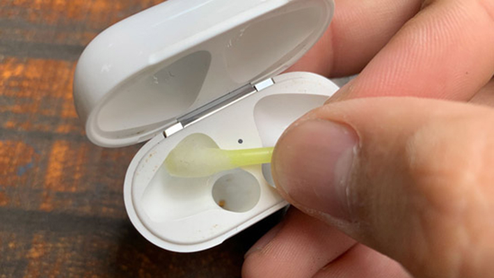 Với tai nghe không dây, cần vệ sinh cả hộp sạc để tránh bụi bẩn bám vào điểm tiếp xúc.