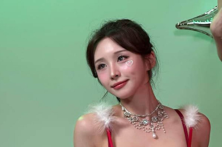 Gương mặt hài hòa, nụ cười rạng rỡ cùng phong cách tạo dáng chuyên nghiệp giúp cô trở thành tâm điểm chú ý trong mùa lễ hội.