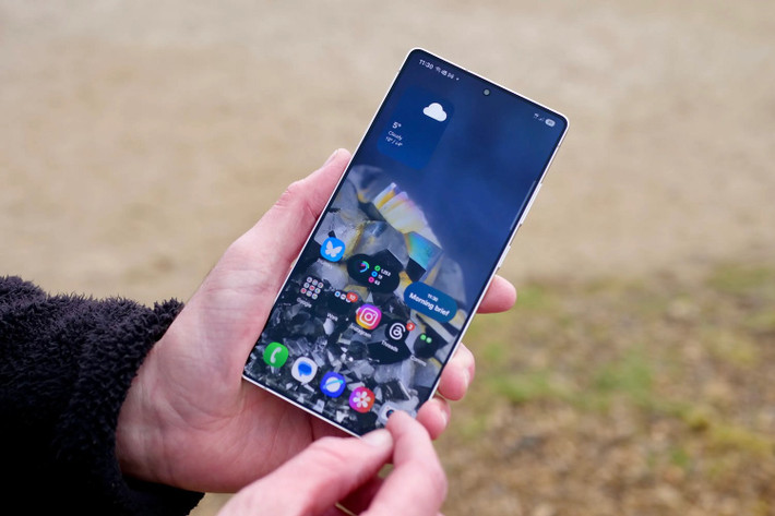 Galaxy S25 Ultra được trang bị kính Gorilla Armor 2 với khả năng chống phản chiếu cực kỳ hiệu quả. (Ảnh: markettimes)