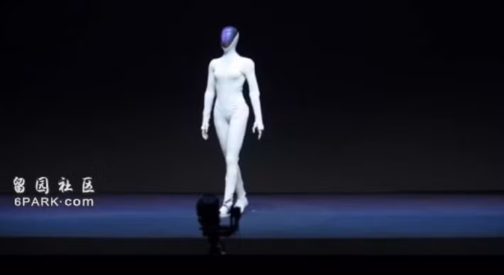 Iron gây chú ý với dáng đi giống người thật và ngoại hình nữ tính rõ rệt. (Ảnh: 6park)