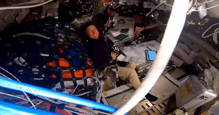 Tàu được đặt trên tên lửa SLS - hệ thống phóng mạnh nhất từng được NASA chế tạo - giúp Orion đạt vận tốc cực cao để thoát khỏi lực hấp dẫn Trái Đất và tiến vào không gian sâu.(Nguồn: NASA - Đồ hoạ: Bích Hường)