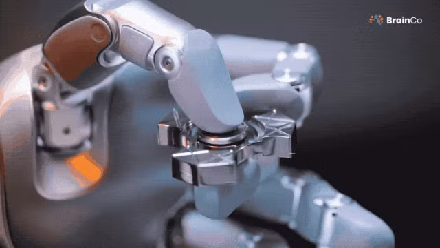 Không chỉ dừng ở chuyển động, bàn tay này còn tích hợp hệ thống xúc giác toàn diện, cho phép nhận biết lực, độ mềm cứng và hướng trượt của vật thể trong thời gian thực.