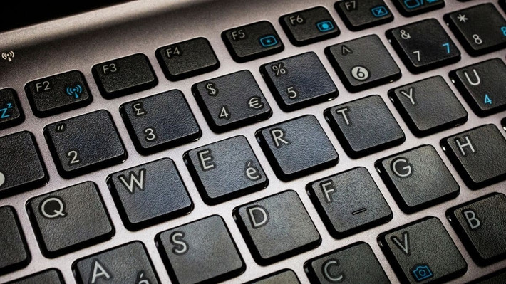 Dù có thể thiết kế bàn phím thẳng hàng, chi phí cao và thói quen lâu đời khiến kiểu so le vẫn thống trị.