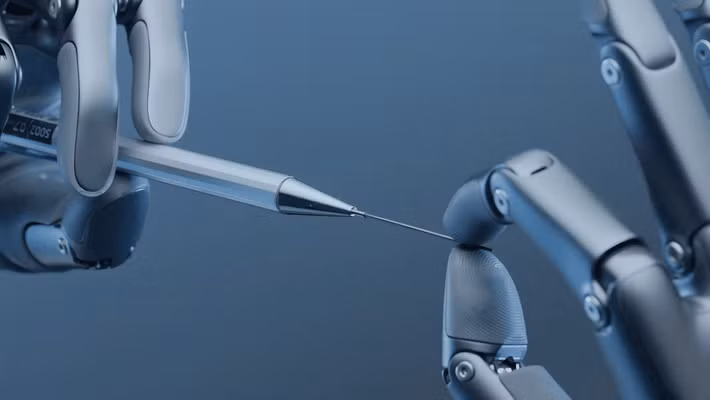 Sau đó, các tín hiệu này được xử lý bằng AI để giải mã ý định và chuyển thành lệnh điều khiển, giúp tay giả có thể thực hiện các thao tác gần như đồng bộ với suy nghĩ mà không cần bất kỳ thao tác thủ công nào từ phía người sử dụng.