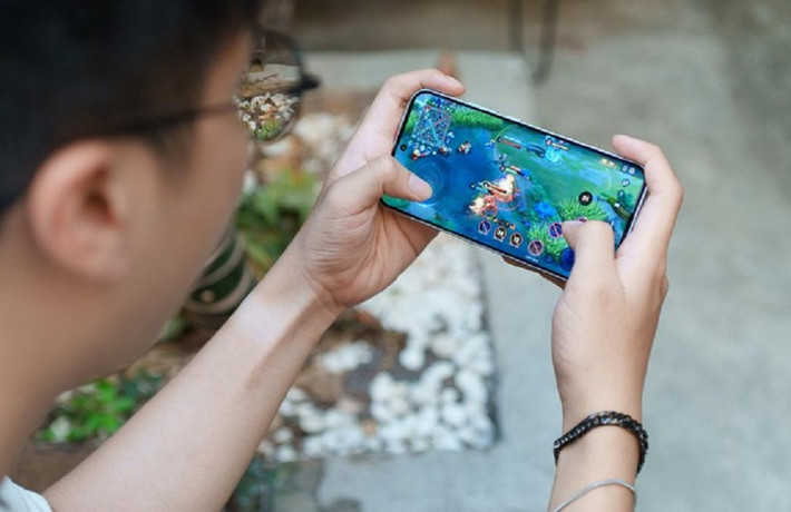 Người yêu vlog được hỗ trợ quay video 4K HDR, lọc tạp âm và chỉnh sáng thông minh mà không cần thiết bị rời.