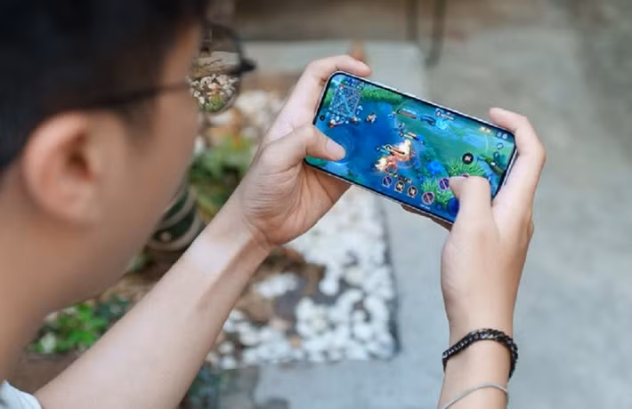 Người yêu vlog được hỗ trợ quay video 4K HDR, lọc tạp âm và chỉnh sáng thông minh mà không cần thiết bị rời.